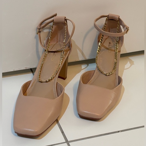 ALDO 2.5” Elegant Ankle Strap Heels with Good Chain Detail, Tan, Size 7. - Picture 5 of 11